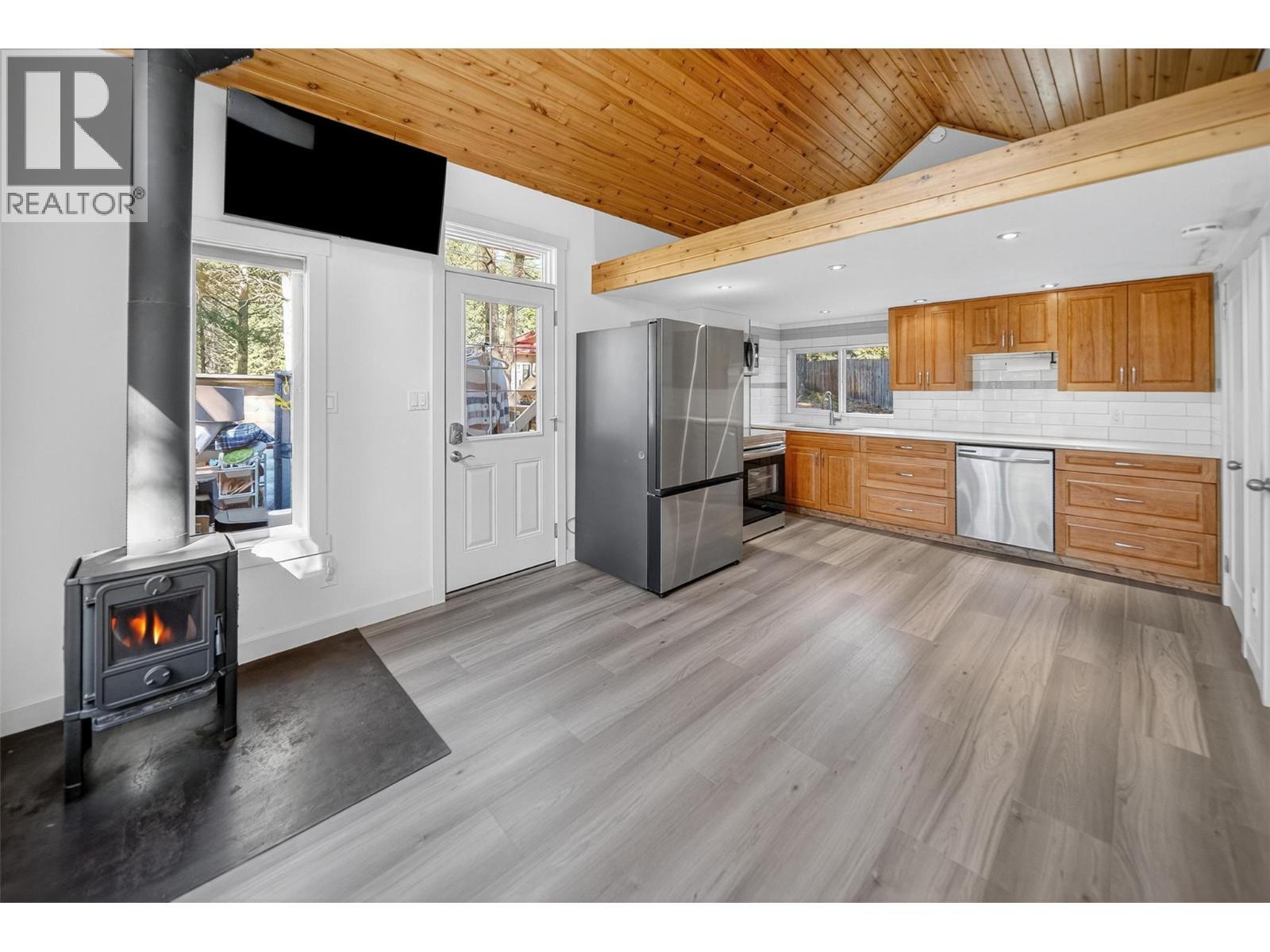 3306 Palmer Road, Baynes Lake, BC - Indoor Photo Showing Kitchen