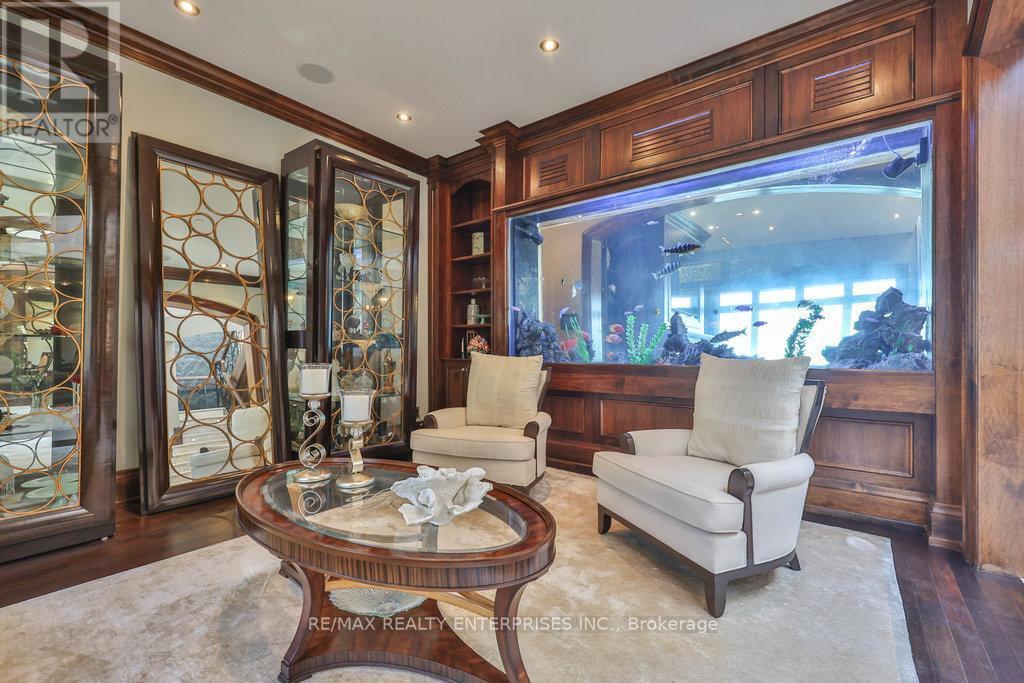 1500 Watersedge Road, Mississauga, ON - Indoor Photo Showing Living Room