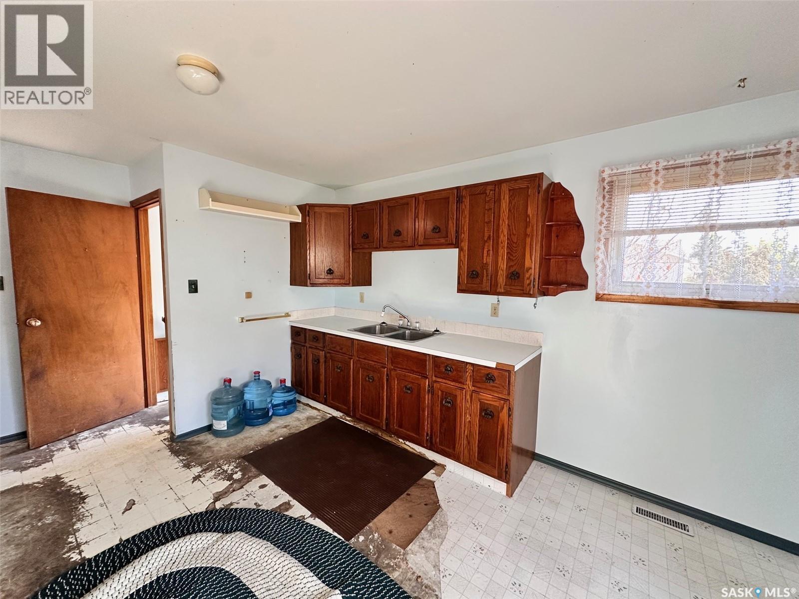 441 4Th Street, Leoville, SK - Indoor Photo Showing Kitchen With Double Sink