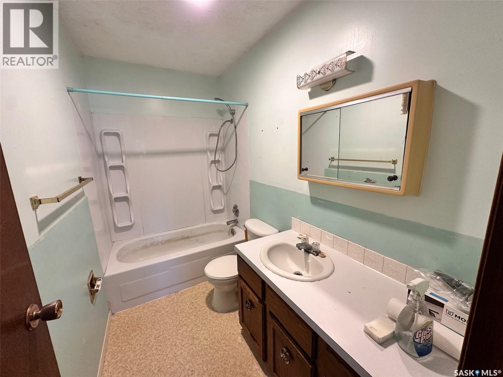 441 4Th Street, Leoville, SK - Indoor Photo Showing Bathroom