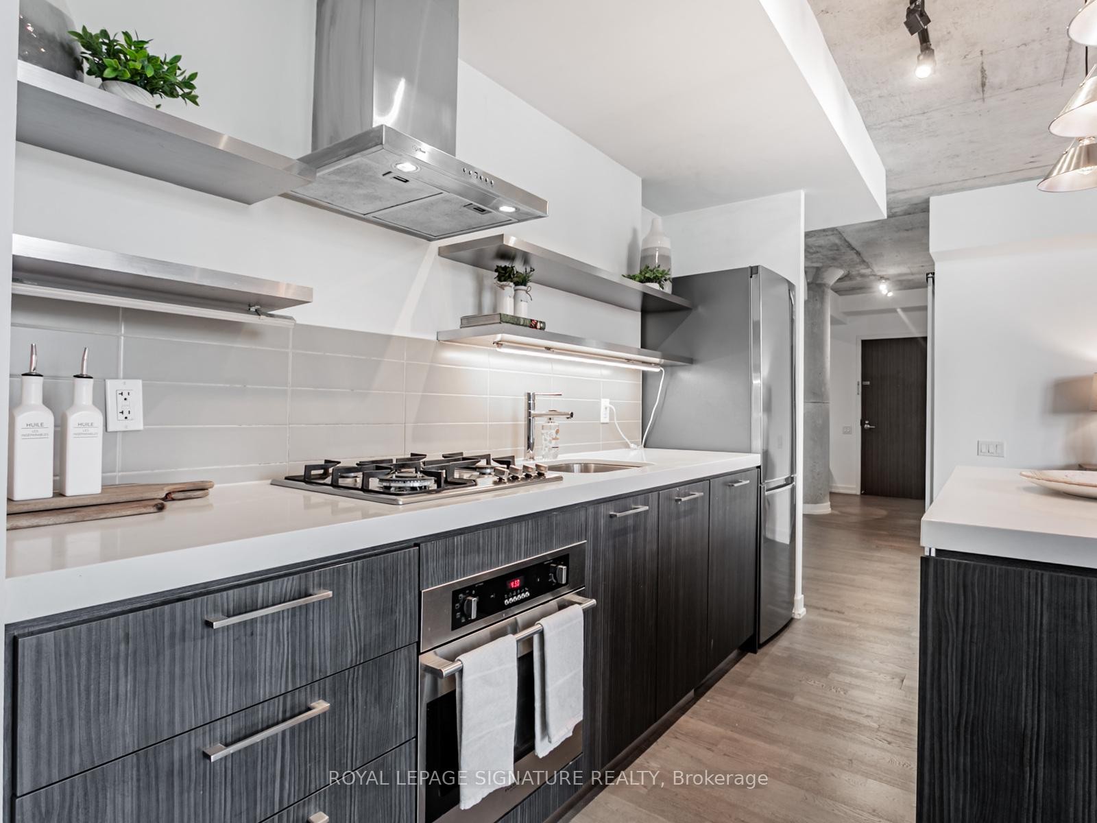 418-560 King Street W, Toronto, ON - Indoor Photo Showing Kitchen With Upgraded Kitchen