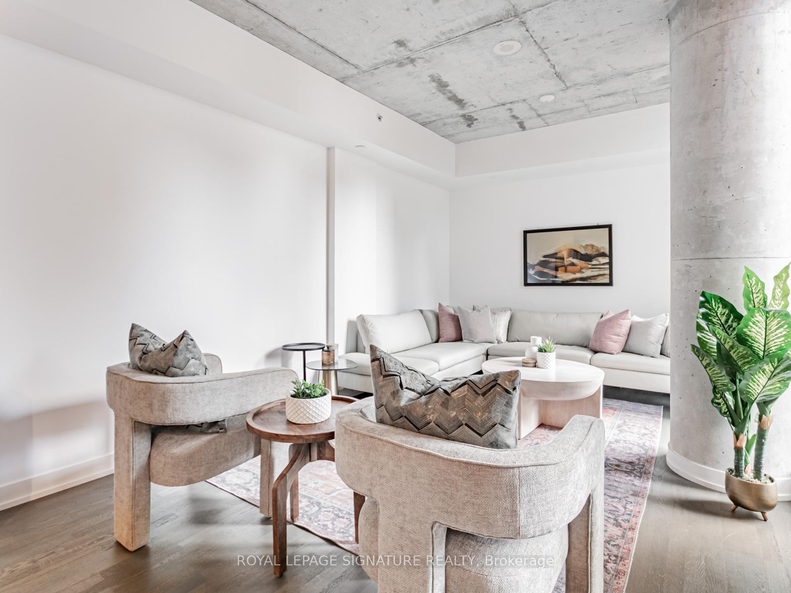 418-560 King Street W, Toronto, ON - Indoor Photo Showing Living Room