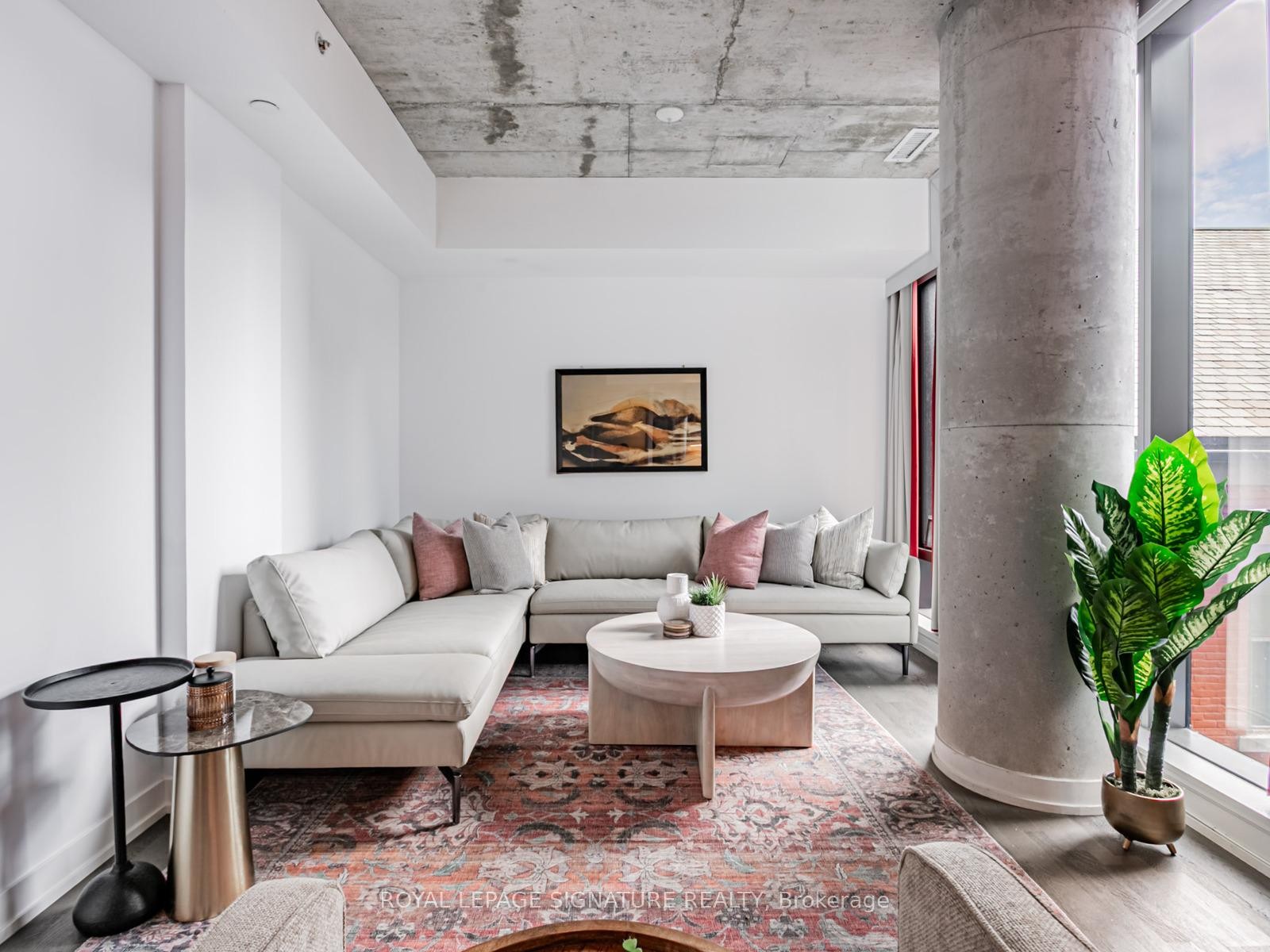 418-560 King Street W, Toronto, ON - Indoor Photo Showing Living Room