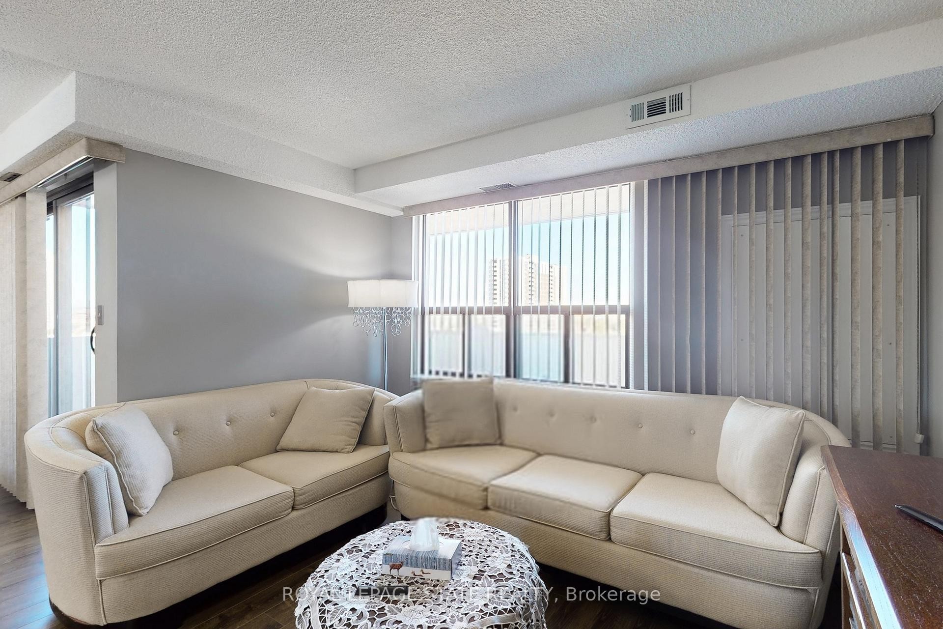 1002-432 Main Street, Hamilton, ON - Indoor Photo Showing Living Room