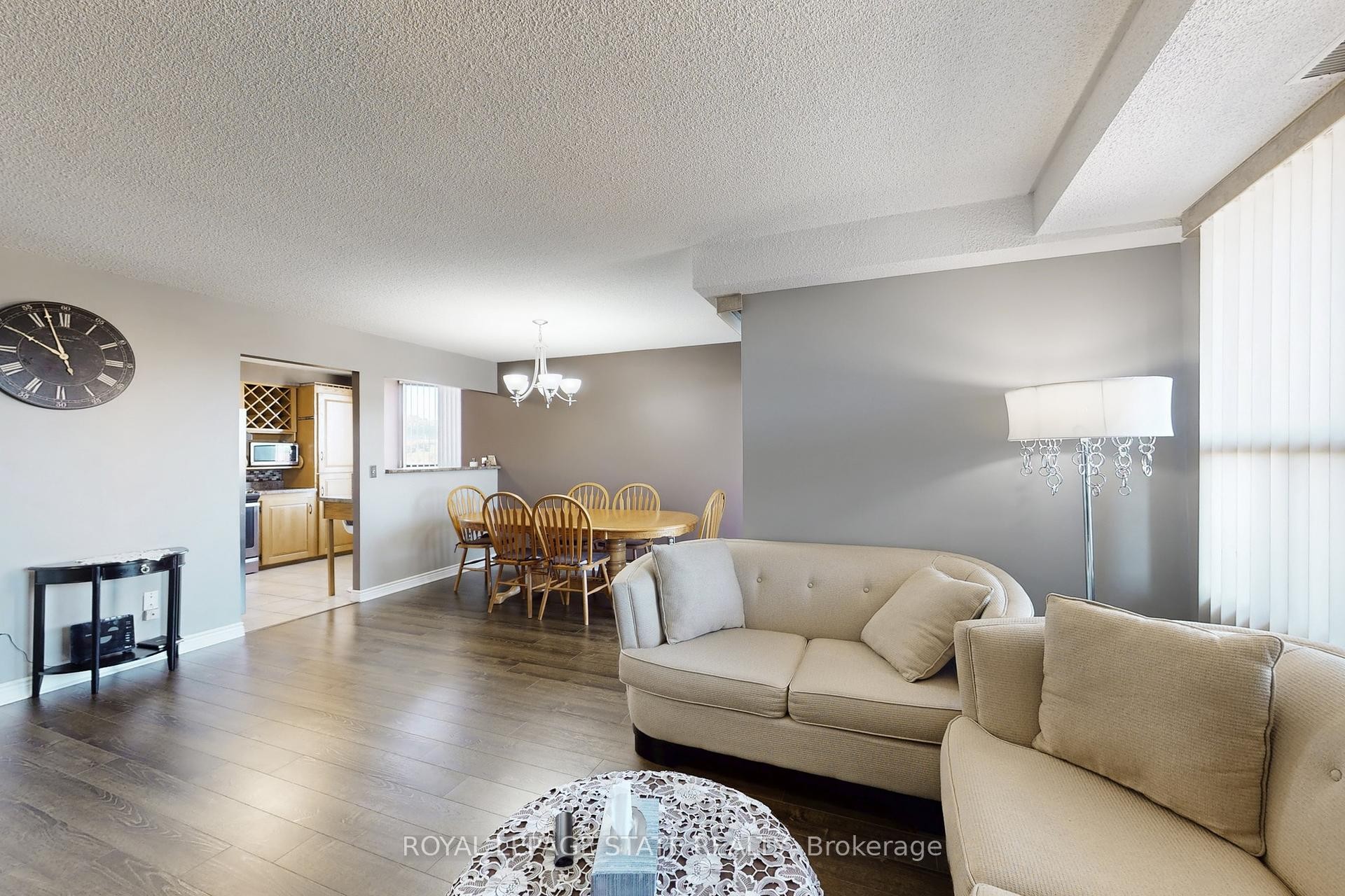 1002-432 Main Street, Hamilton, ON - Indoor Photo Showing Living Room