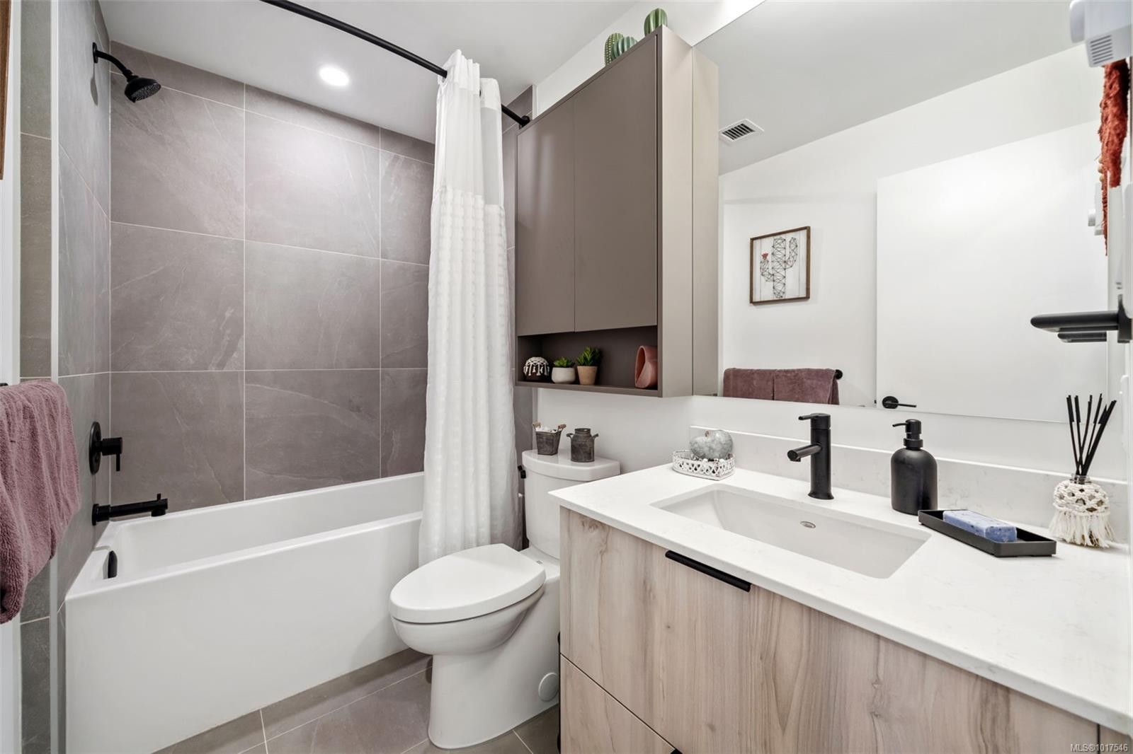 100-3564B Ryder Hesjedal Way, Colwood, BC - Indoor Photo Showing Bathroom