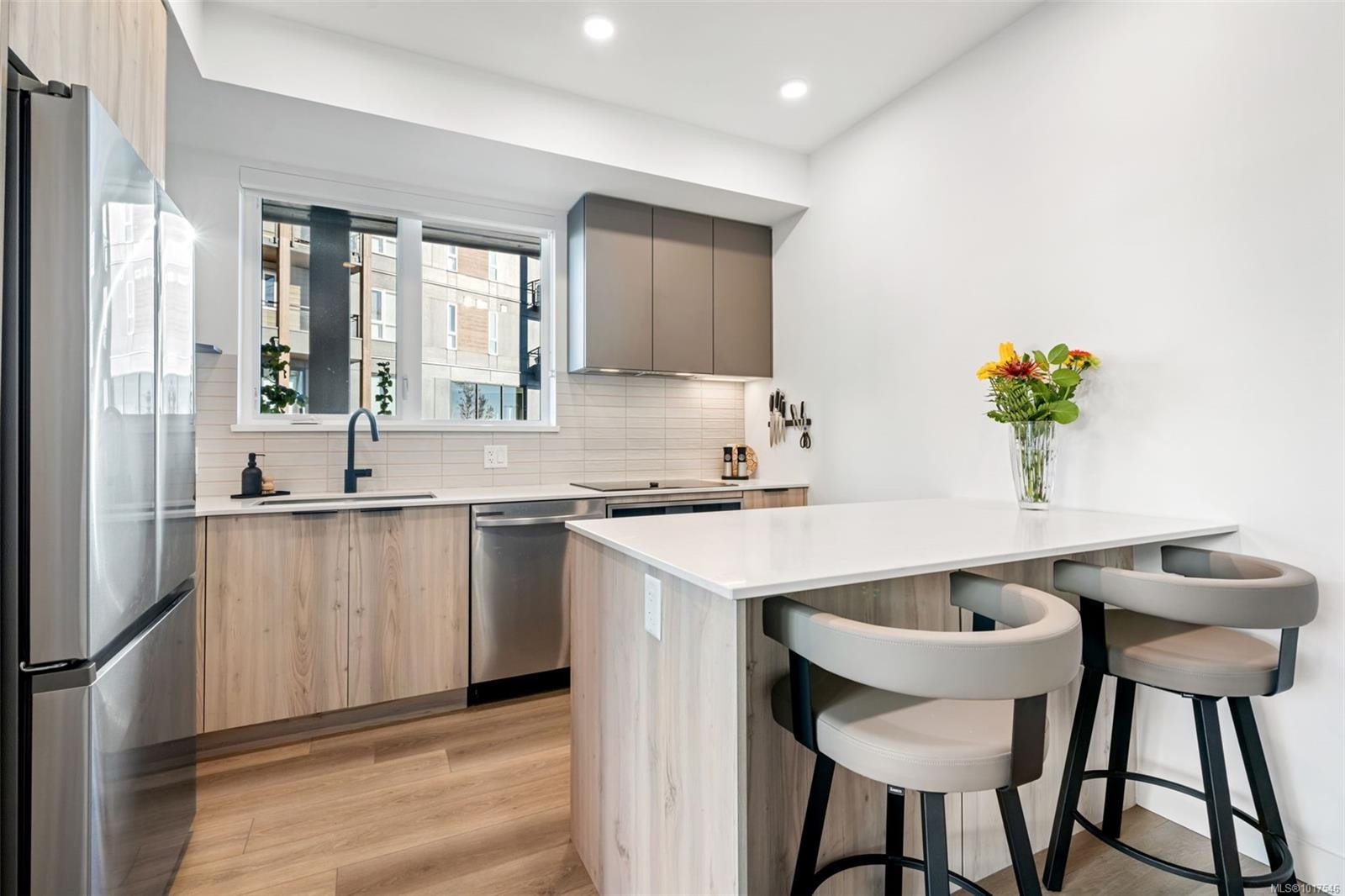 100-3564B Ryder Hesjedal Way, Colwood, BC - Indoor Photo Showing Kitchen With Upgraded Kitchen