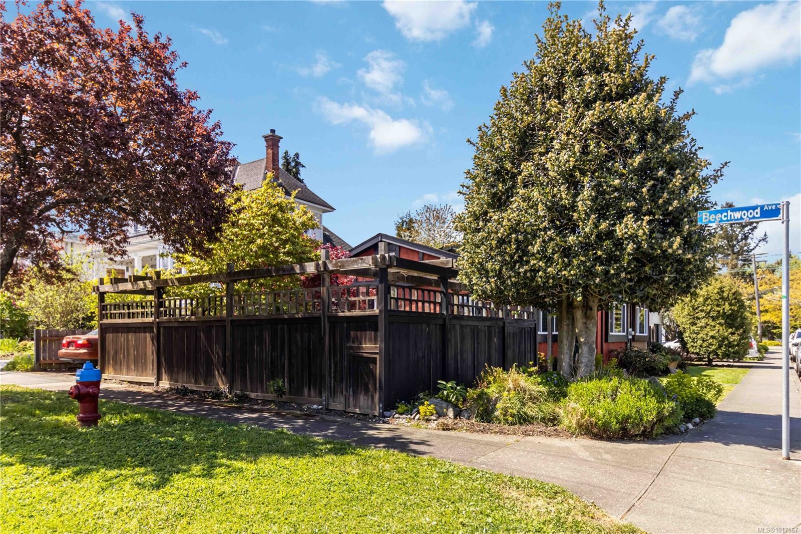 1727 Lillian Rd, Victoria, BC - Outdoor