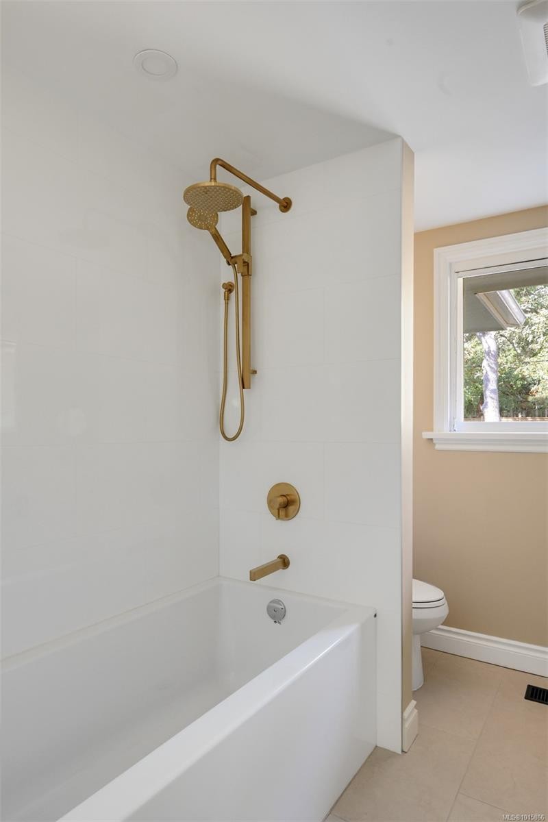 3160 Midland Rd, Oak Bay, BC