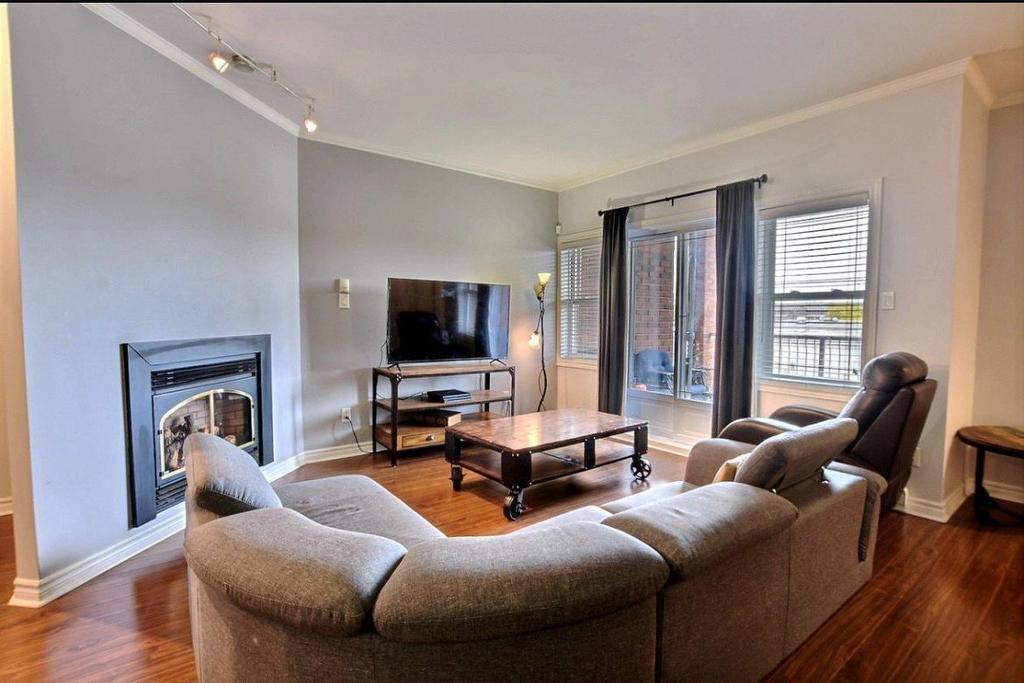 Living room - 53-15500 Rue Sherbrooke E., Montréal (Rivière-Des-Prairies/Pointe-Aux-Trembles), QC - Indoor Photo Showing Living Room With Fireplace