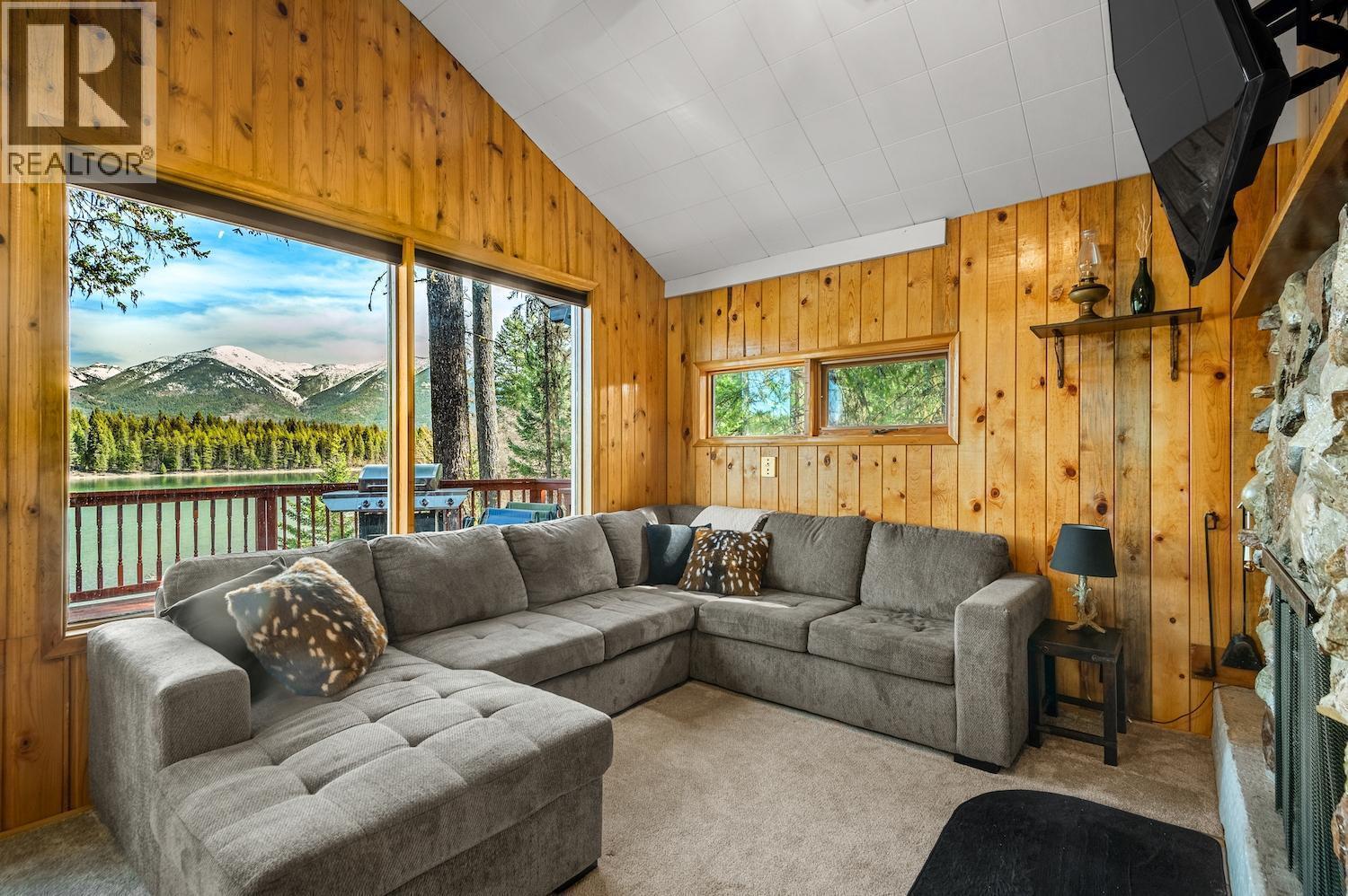 1249 Tie Lake Shore S Road, Jaffray, BC - Indoor Photo Showing Living Room