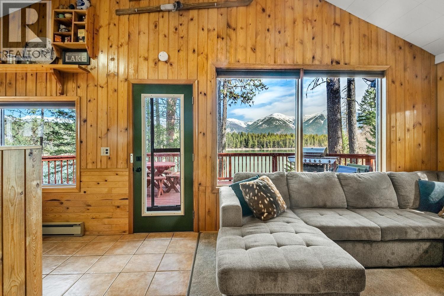1249 Tie Lake Shore S Road, Jaffray, BC - Indoor Photo Showing Living Room