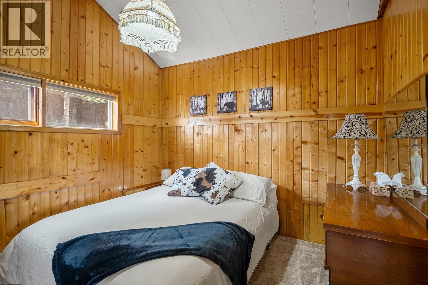 1249 Tie Lake Shore S Road, Jaffray, BC - Indoor Photo Showing Bedroom