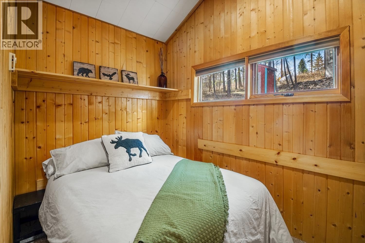 1249 Tie Lake Shore S Road, Jaffray, BC - Indoor Photo Showing Bedroom