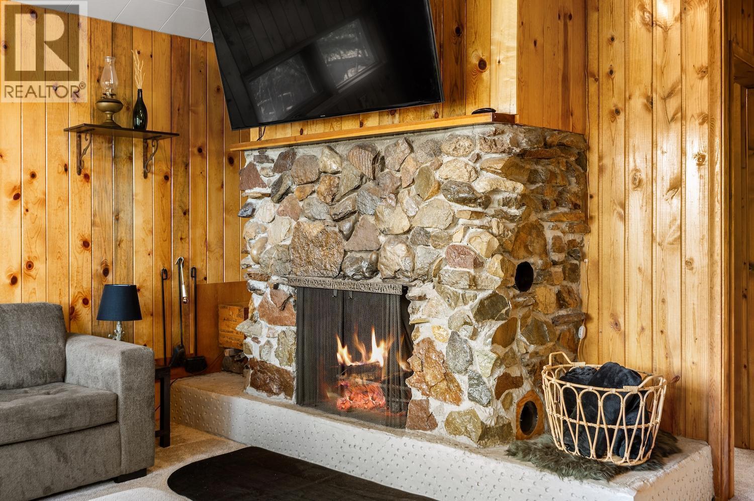 1249 Tie Lake Shore S Road, Jaffray, BC - Indoor Photo Showing Living Room With Fireplace