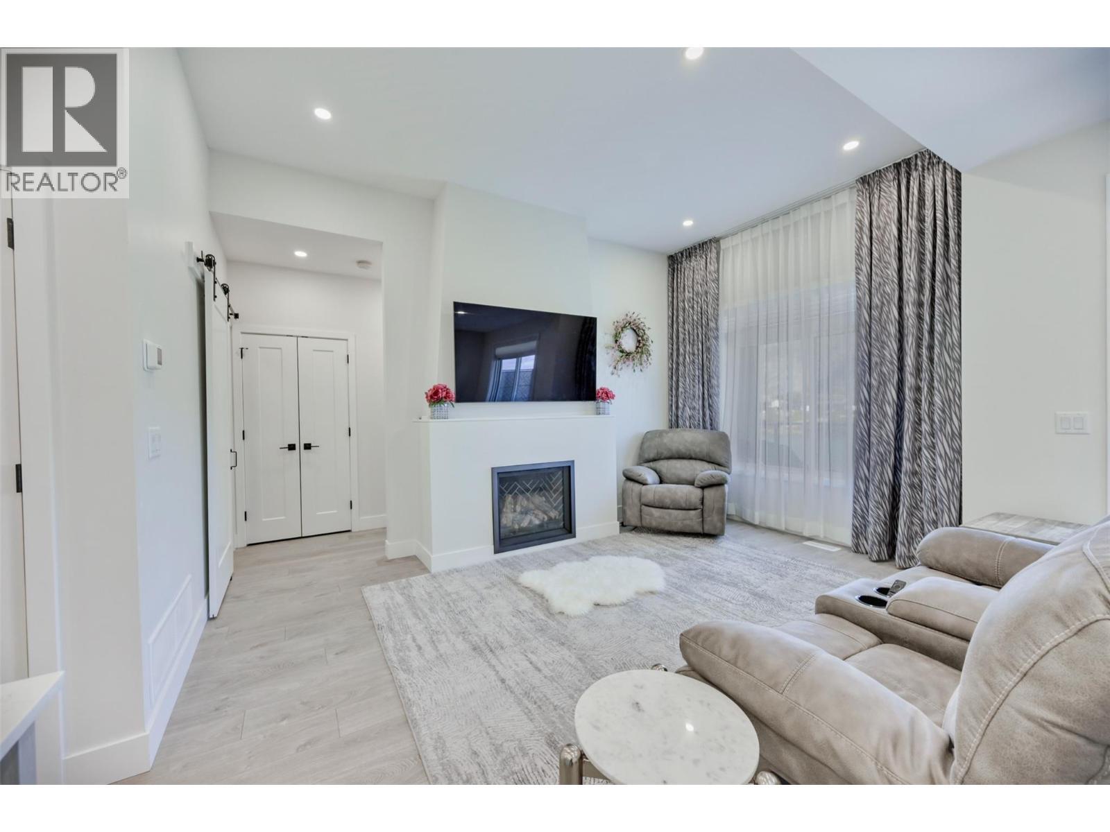 8000 Vedette Drive Unit# 5, Osoyoos, BC - Indoor Photo Showing Living Room With Fireplace