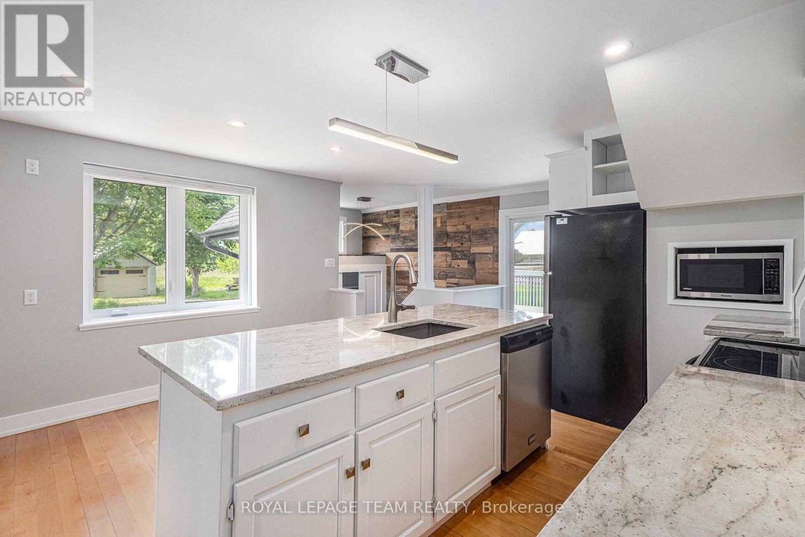 3455 Donnelly Drive, Ottawa, ON - Indoor Photo Showing Kitchen