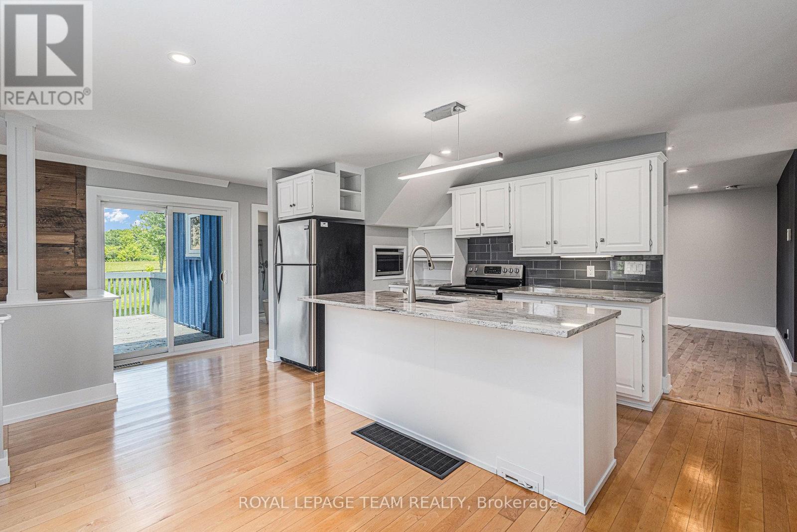 3455 Donnelly Drive, Ottawa, ON - Indoor Photo Showing Kitchen