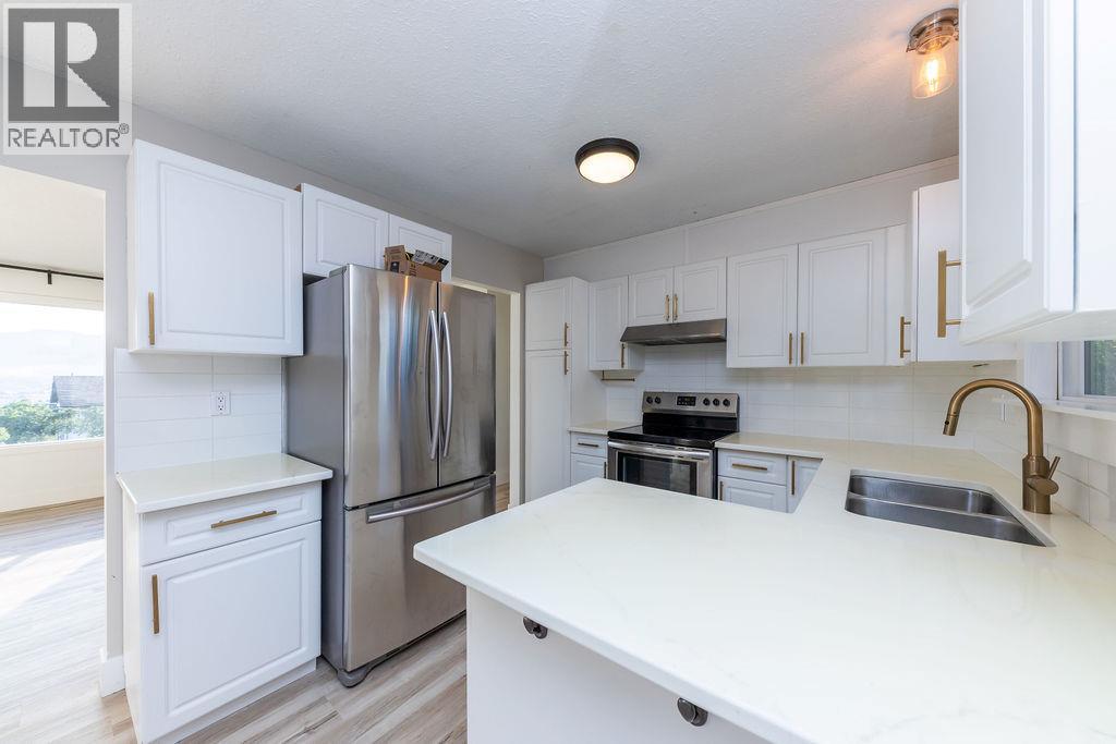1595 Hillcrest Avenue, Kamloops, BC - Indoor Photo Showing Kitchen With Double Sink
