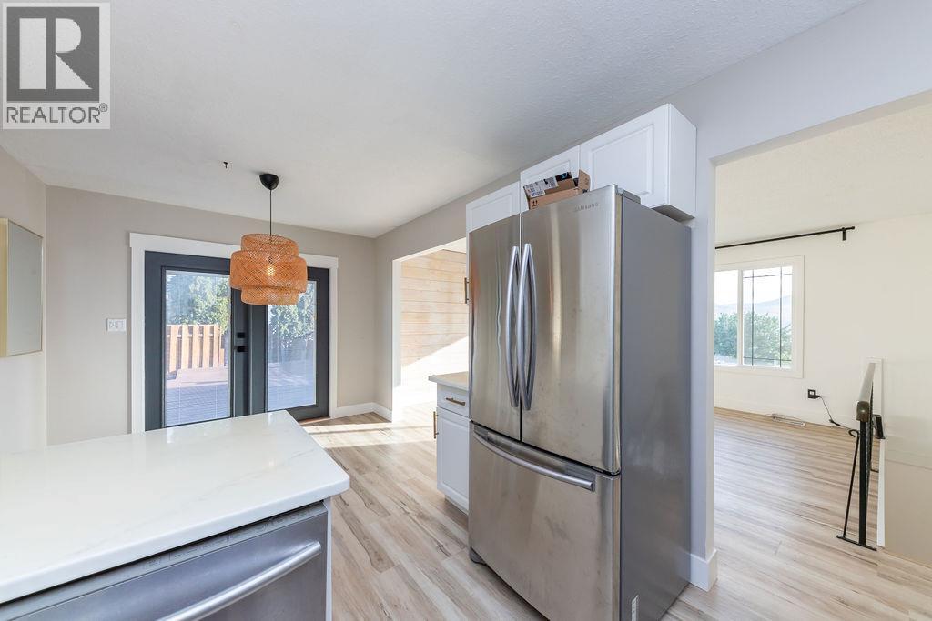 1595 Hillcrest Avenue, Kamloops, BC - Indoor Photo Showing Kitchen