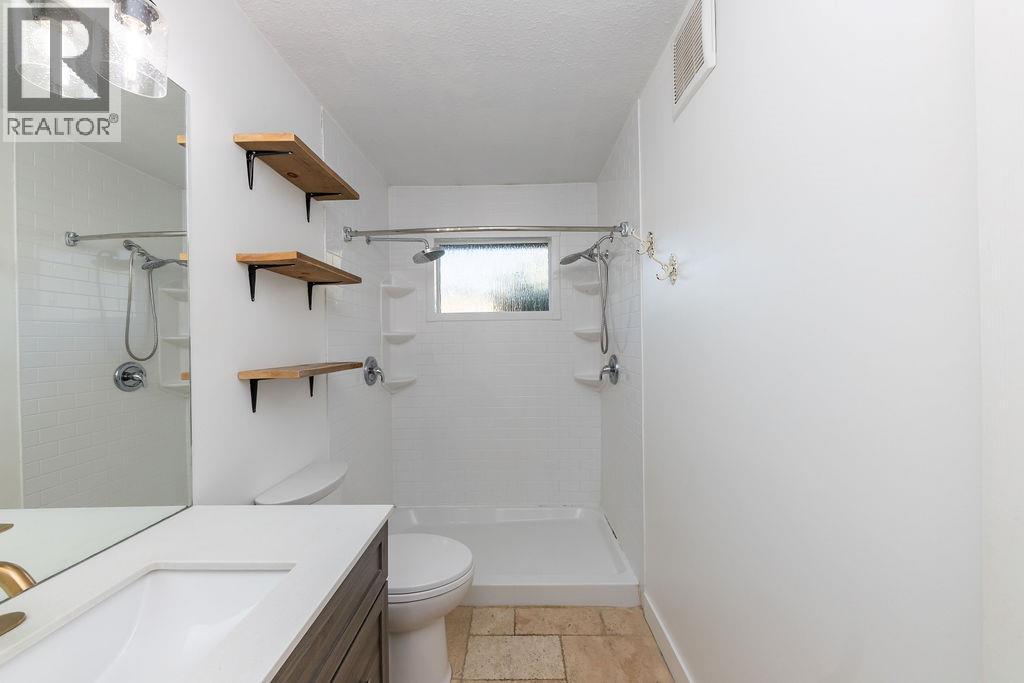 1595 Hillcrest Avenue, Kamloops, BC - Indoor Photo Showing Bathroom