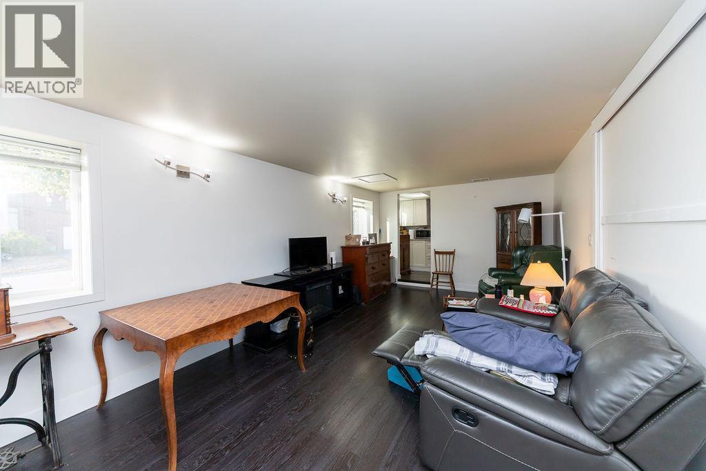 1595 Hillcrest Avenue, Kamloops, BC - Indoor