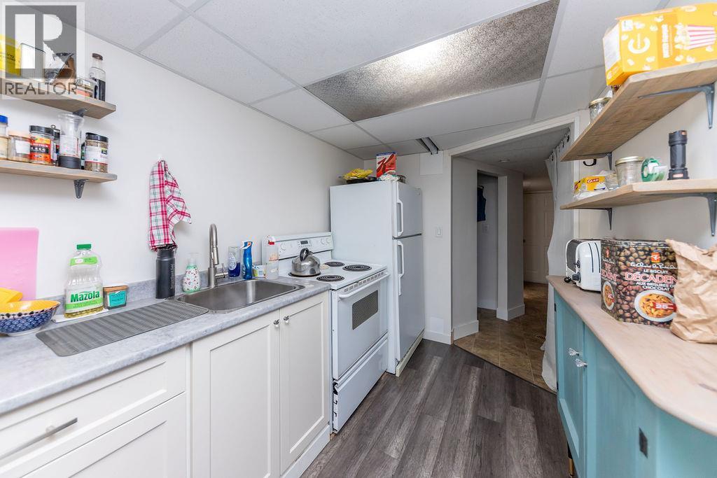 1595 Hillcrest Avenue, Kamloops, BC - Indoor Photo Showing Kitchen