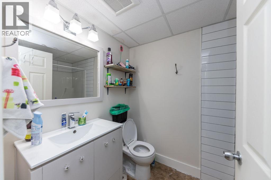 1595 Hillcrest Avenue, Kamloops, BC - Indoor Photo Showing Bathroom