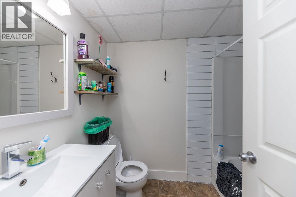 1595 Hillcrest Avenue, Kamloops, BC - Indoor Photo Showing Bathroom