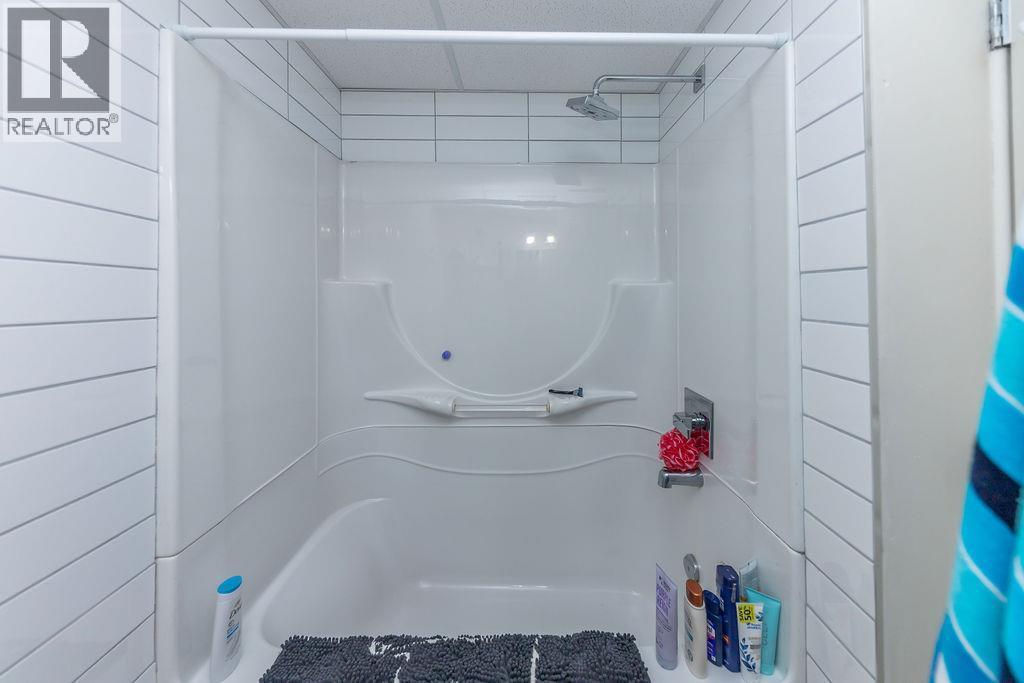 1595 Hillcrest Avenue, Kamloops, BC - Indoor Photo Showing Bathroom