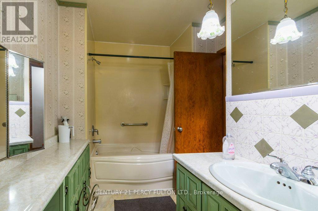 Main - 71 Prince Of Wales Drive, Belleville, ON - Indoor Photo Showing Bathroom