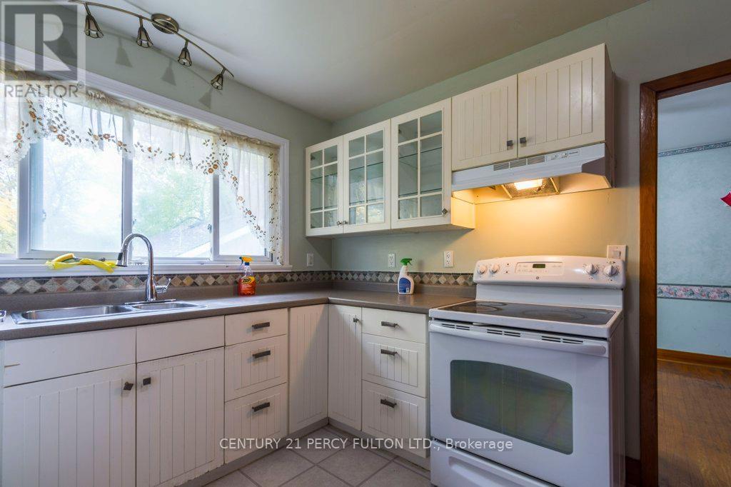 Main - 71 Prince Of Wales Drive, Belleville, ON - Indoor Photo Showing Kitchen With Double Sink