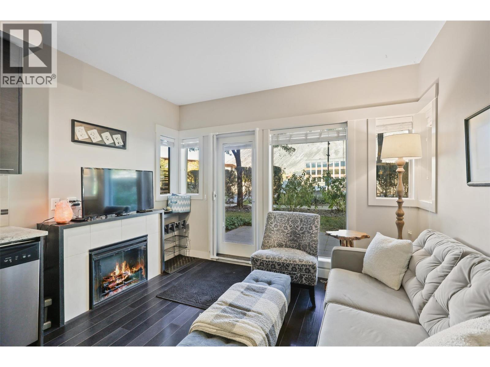 1030 Talasa Way Unit# 2112, Kamloops, BC - Indoor Photo Showing Living Room With Fireplace