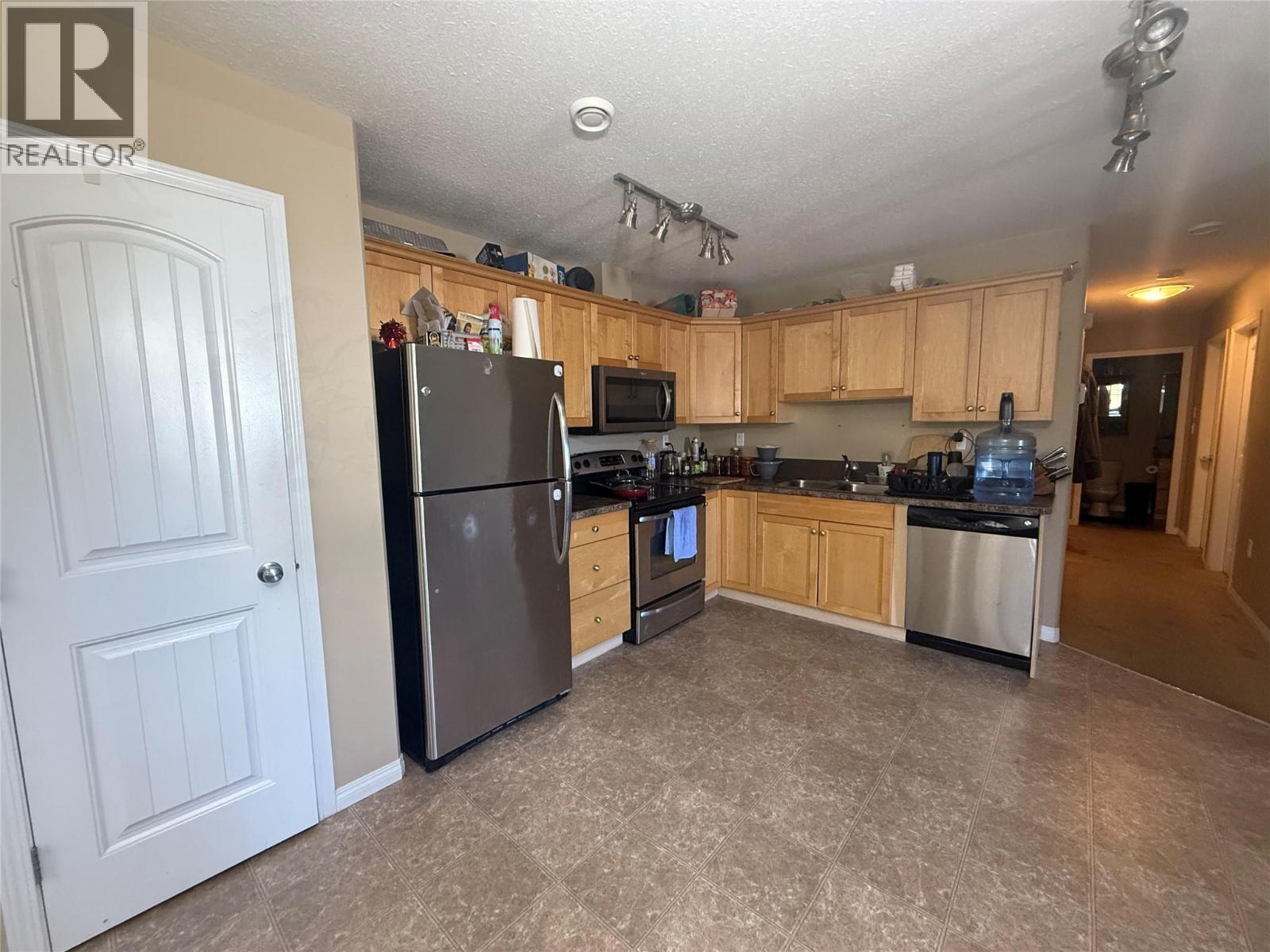 801 96 Avenue Unit# 6, Dawson Creek, BC - Indoor Photo Showing Kitchen With Double Sink