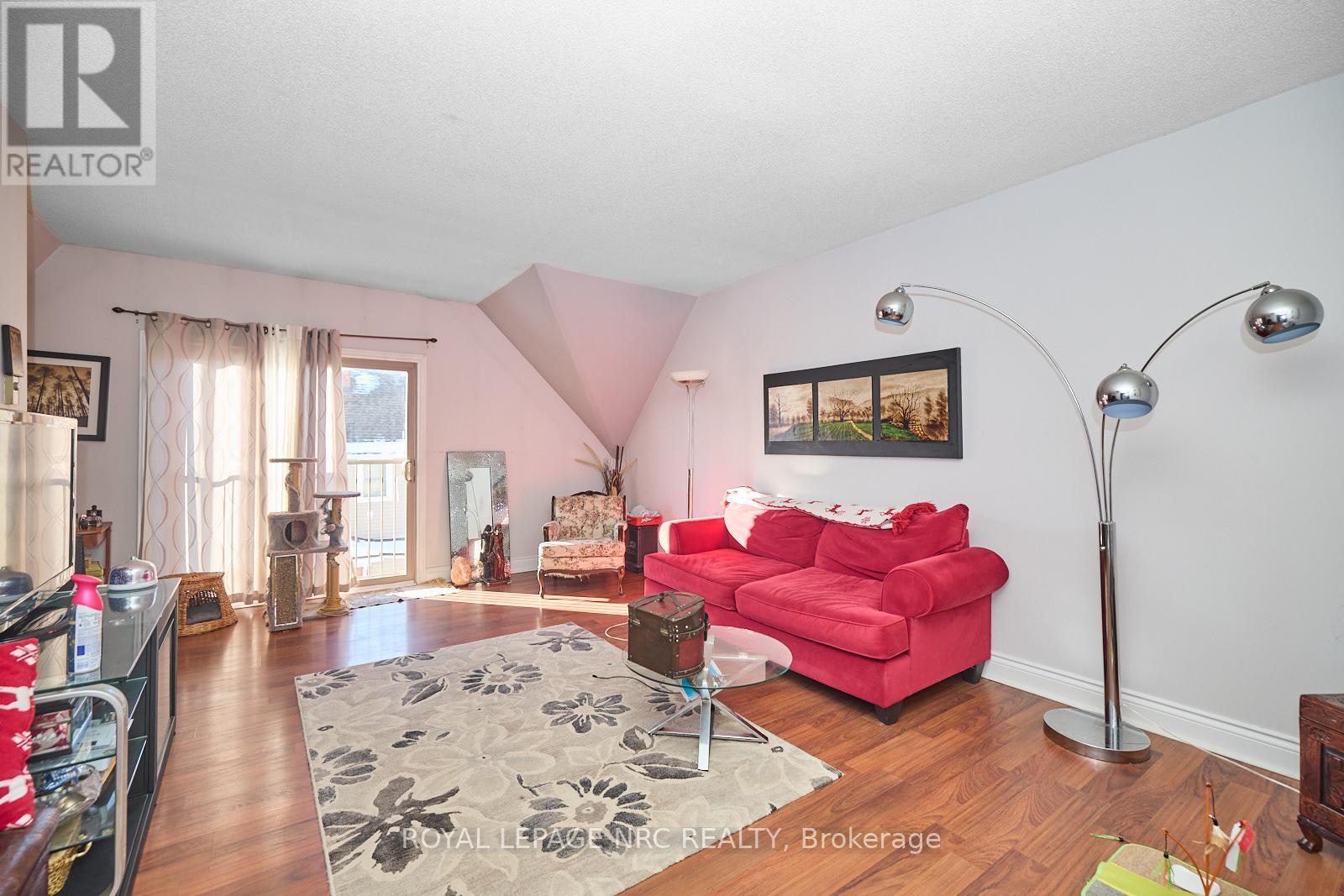 302 - 4872 Valley Way, Niagara Falls (Cherrywood), ON - Indoor Photo Showing Living Room