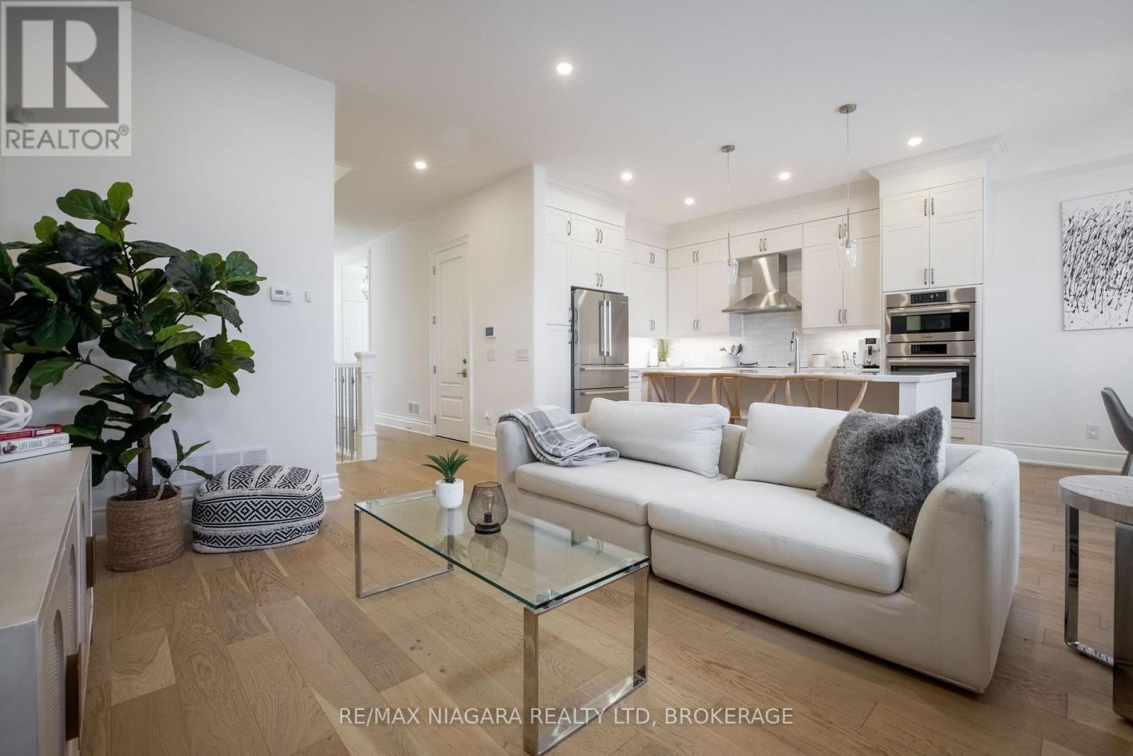 15 Arbourvale Common, St. Catharines (Glendale/Glenridge), ON - Indoor Photo Showing Living Room