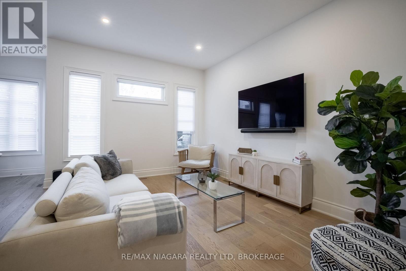 15 Arbourvale Common, St. Catharines (Glendale/Glenridge), ON - Indoor Photo Showing Living Room