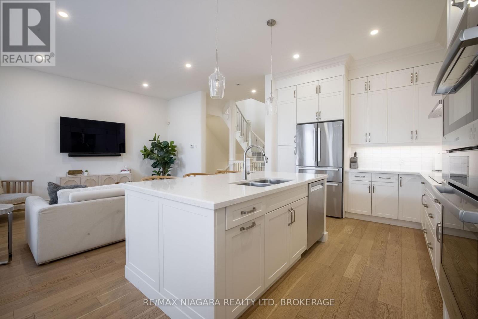 15 Arbourvale Common, St. Catharines (Glendale/Glenridge), ON - Indoor Photo Showing Kitchen With Double Sink With Upgraded Kitchen