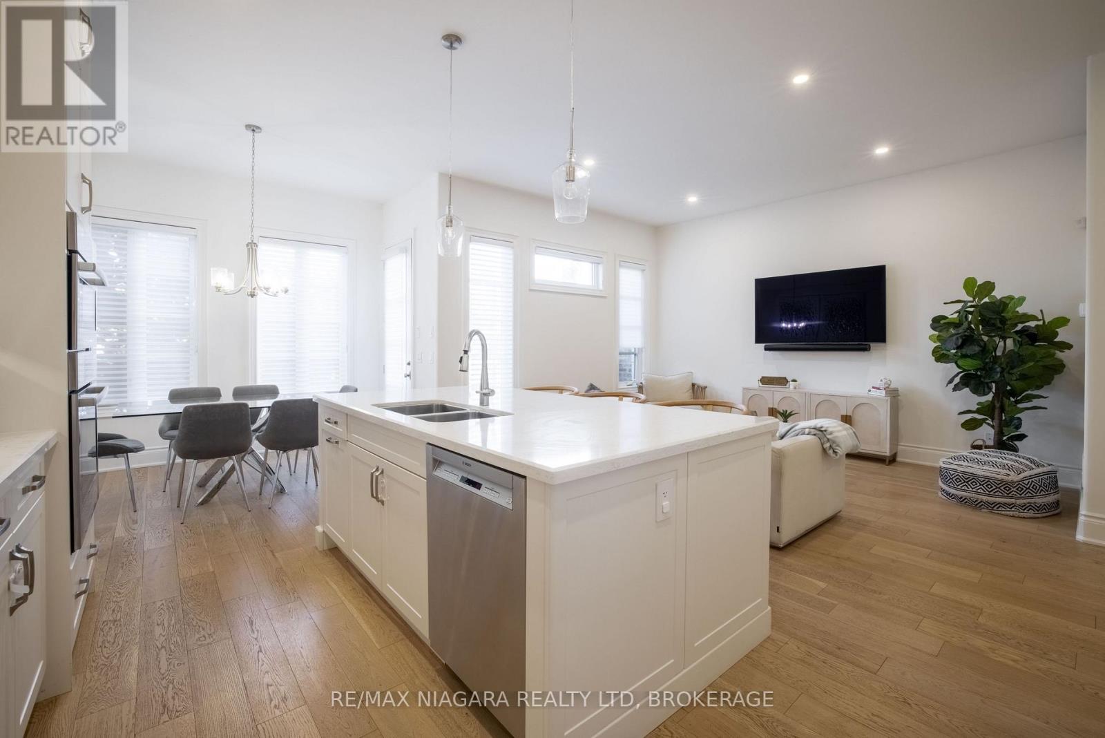 Inviting open concept main floor - 15 Arbourvale Common, St. Catharines (Glendale/Glenridge), ON - Indoor Photo Showing Kitchen With Double Sink