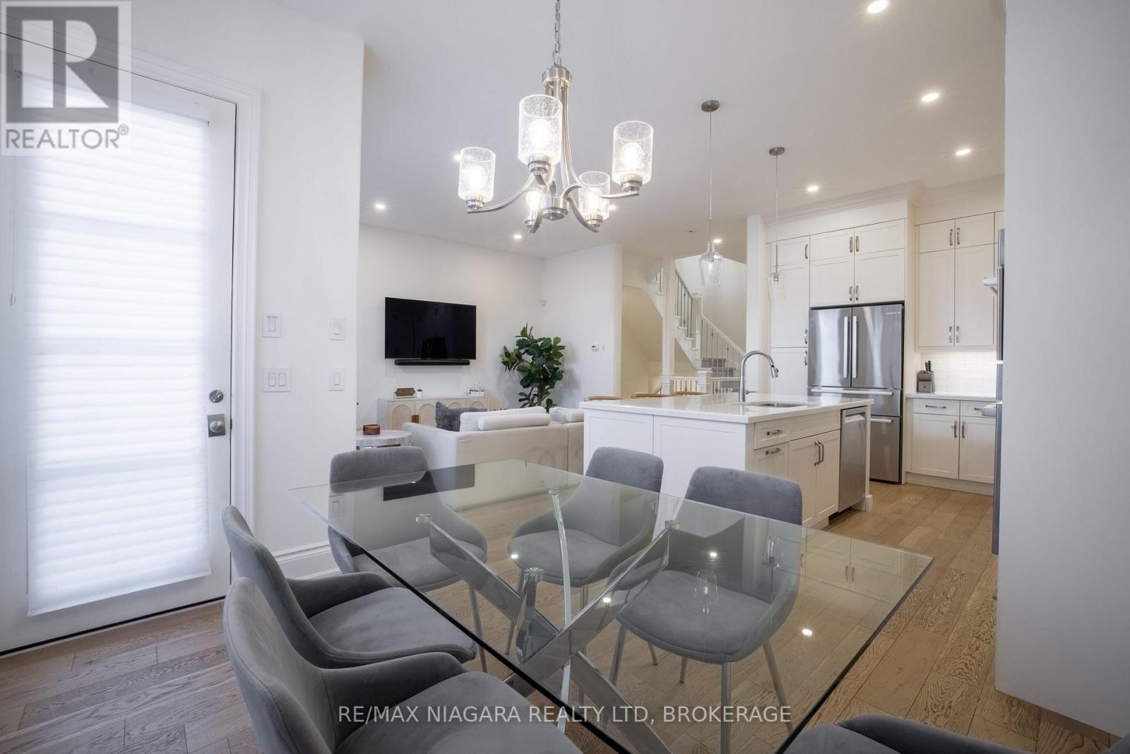 Bright dining room - 15 Arbourvale Common, St. Catharines (Glendale/Glenridge), ON - Indoor Photo Showing Dining Room