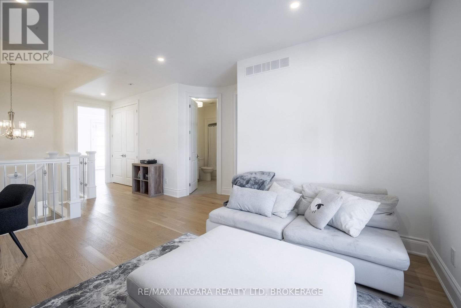 Second floor loft/office space/flex room - 15 Arbourvale Common, St. Catharines (Glendale/Glenridge), ON - Indoor Photo Showing Living Room