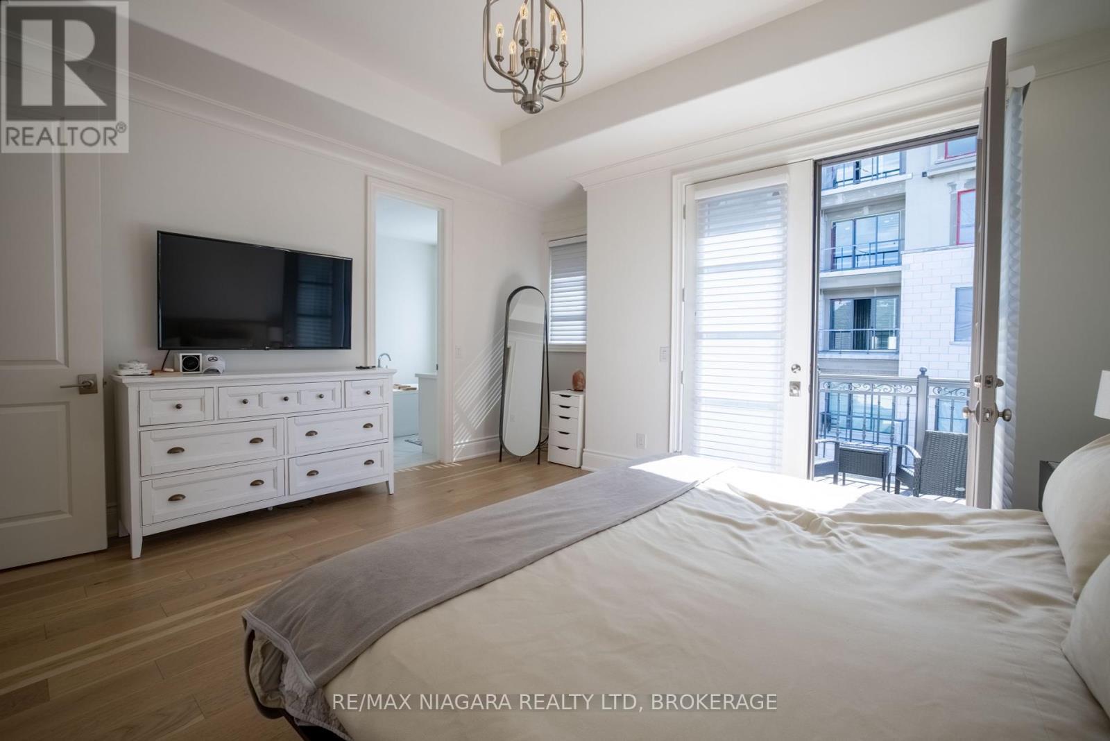 Primary bedroom with walk-in-closet and a ensuite - 15 Arbourvale Common, St. Catharines (Glendale/Glenridge), ON - Indoor Photo Showing Bedroom