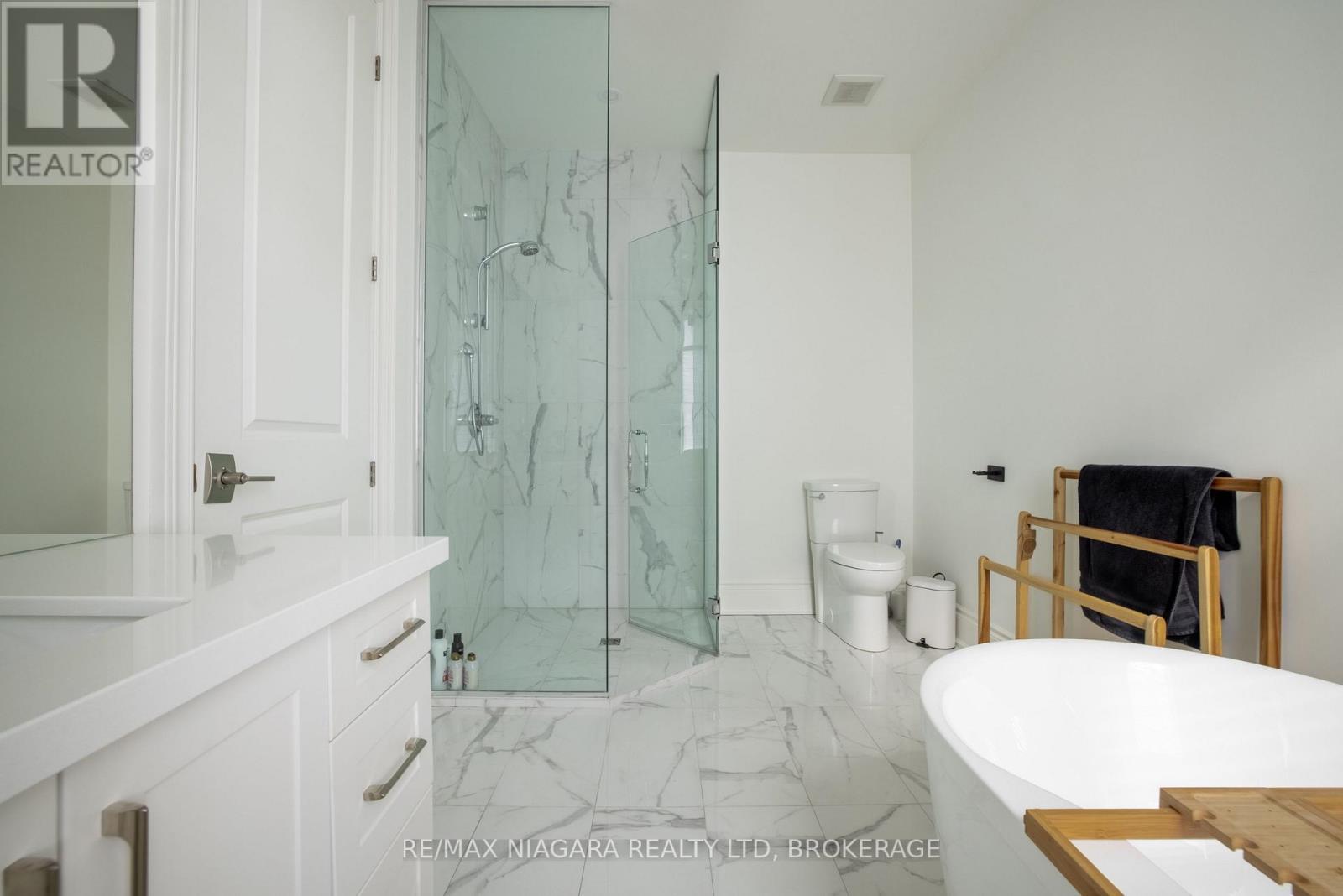 Primary bedroom with walk-in-closet and a ensuite - 15 Arbourvale Common, St. Catharines (Glendale/Glenridge), ON - Indoor Photo Showing Bathroom