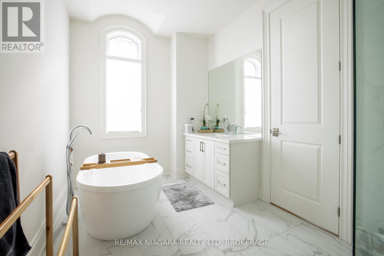 Gorgeous 5-piece ensuite - 15 Arbourvale Common, St. Catharines (Glendale/Glenridge), ON - Indoor Photo Showing Bathroom