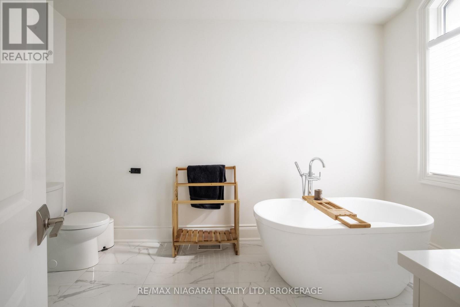 Gorgeous 5-piece ensuite - 15 Arbourvale Common, St. Catharines (Glendale/Glenridge), ON - Indoor Photo Showing Bathroom