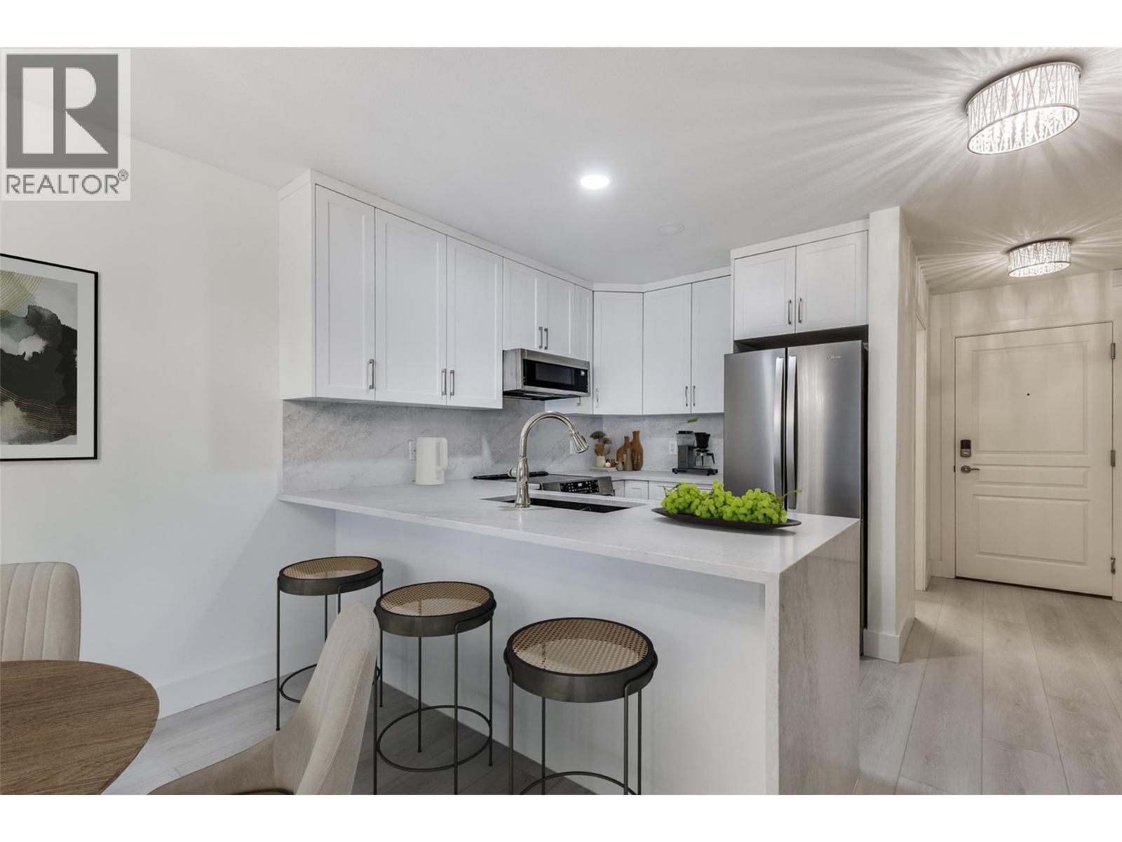 Completely updated throughout including floors, paint, cabinets, countertops & appliances! *virtually staged* - 1099 Sunset Drive Unit# 432, Kelowna, BC - Indoor Photo Showing Kitchen