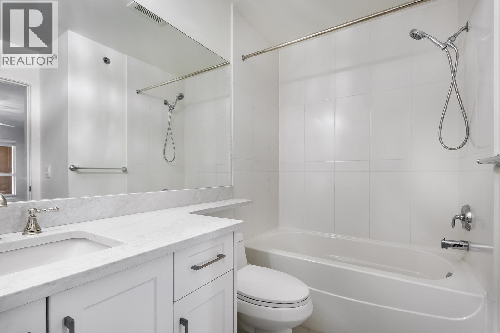 Full second bathroom with tub - 1099 Sunset Drive Unit# 432, Kelowna, BC - Indoor Photo Showing Bathroom