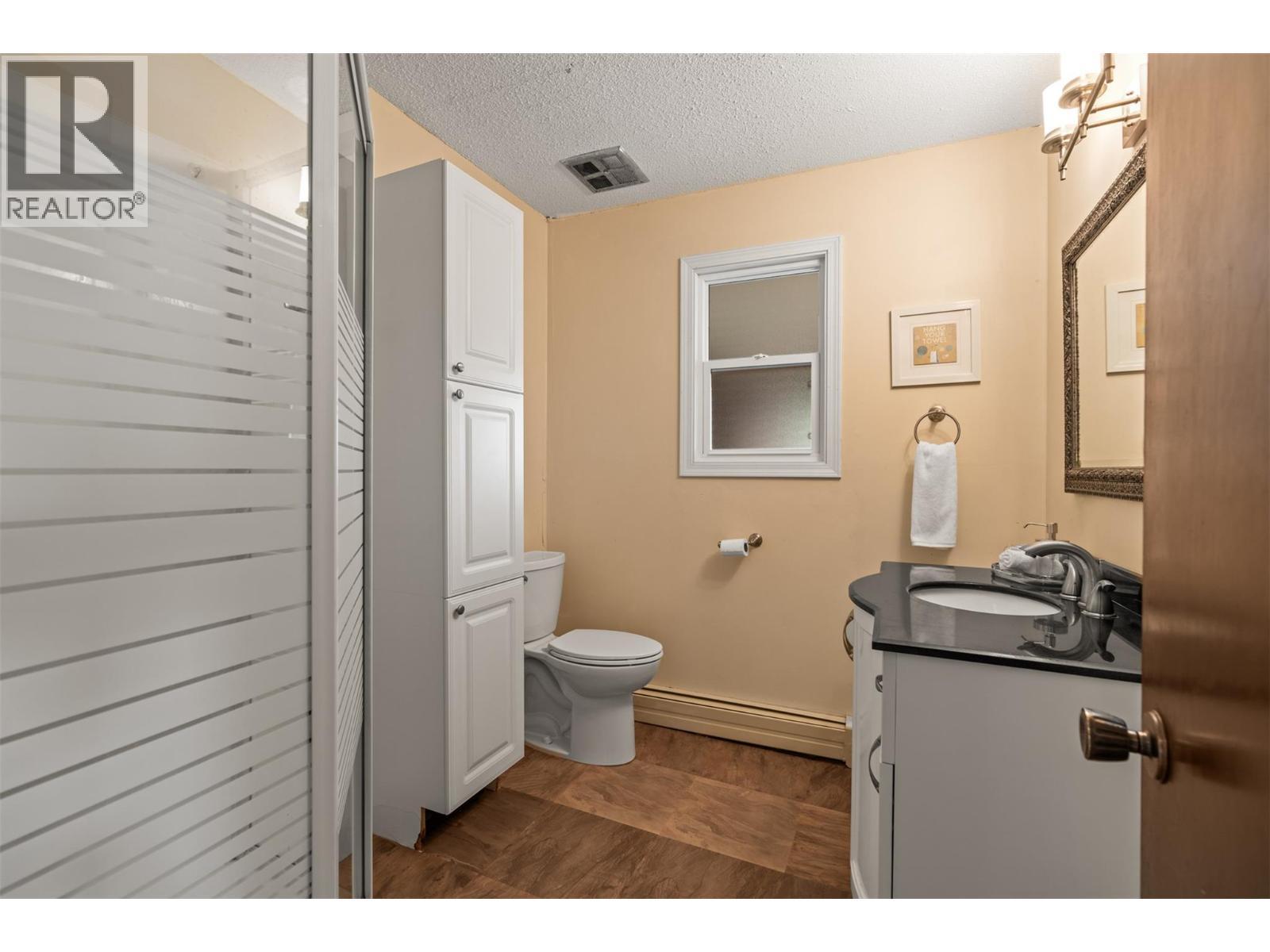 Main Floor Bath - 8997 Peters Road, Vernon, BC - Indoor Photo Showing Bathroom