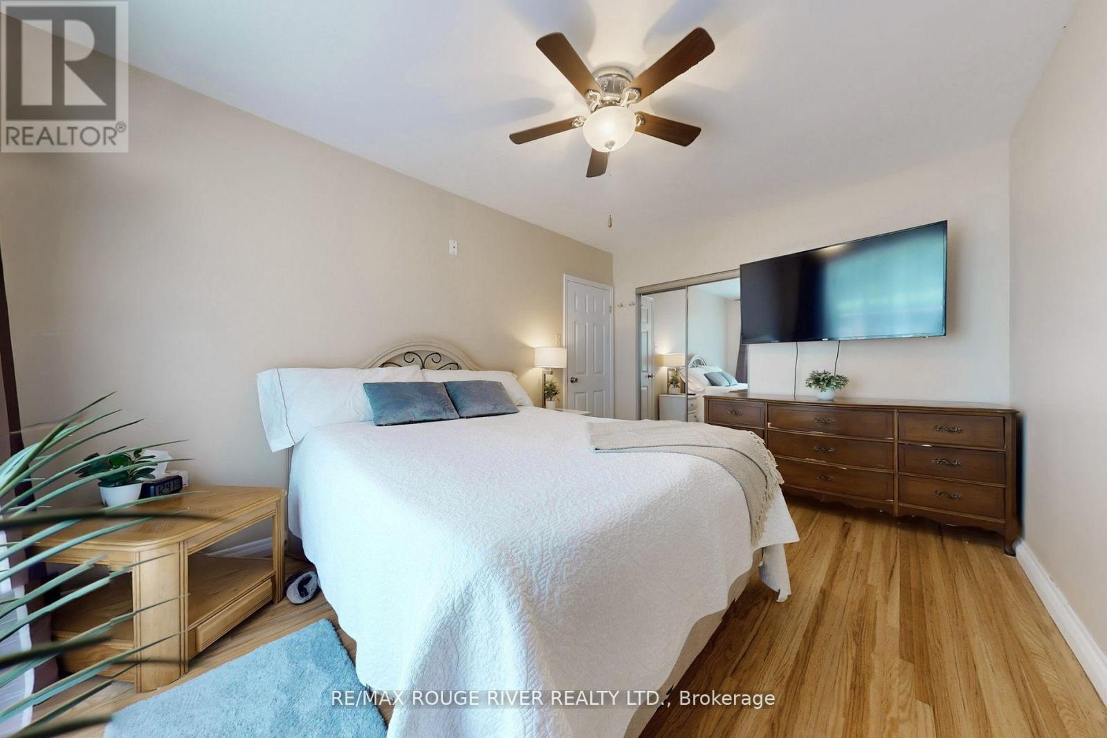 18 Darlingside Drive, Toronto, ON - Indoor Photo Showing Bedroom