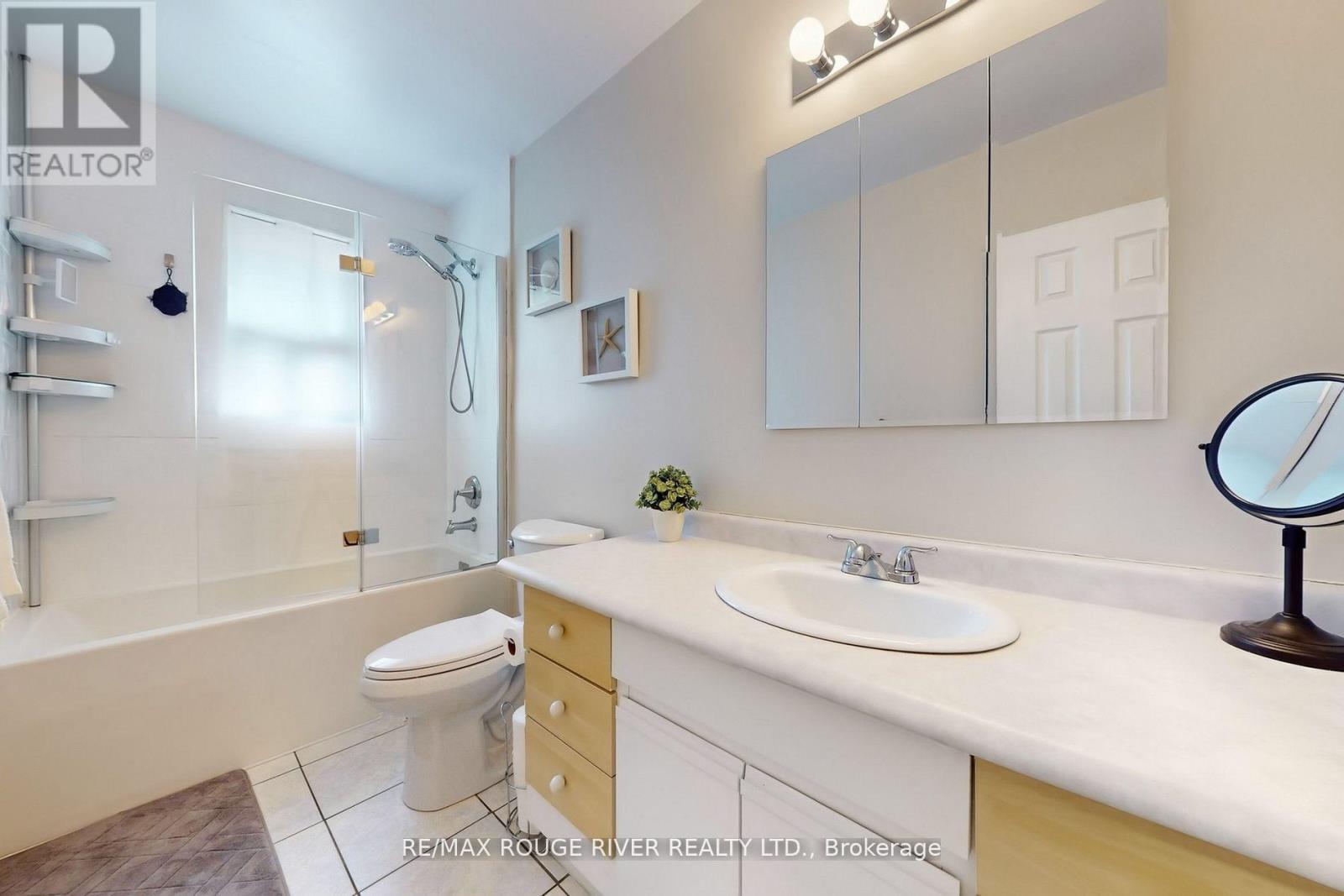 18 Darlingside Drive, Toronto, ON - Indoor Photo Showing Bathroom